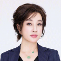 《庐山恋》中少女轻轻的一个吻，融化了银幕上的十年坚冰，而那件被争论了三个月的碎花连衣裙，成了改革开放最早的时尚宣言。